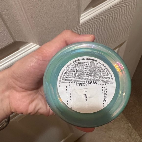 New Lola Blossom Iridescent Anthropologie Candle Capri Blue - Picture 4 of 4